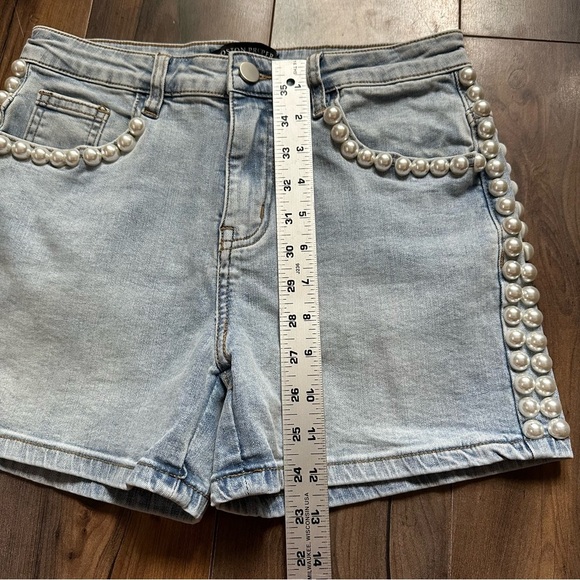 Boston Proper |  Light Blue Pearl-Trimmed Jean Shorts | Size 4 - Picture 10 of 11